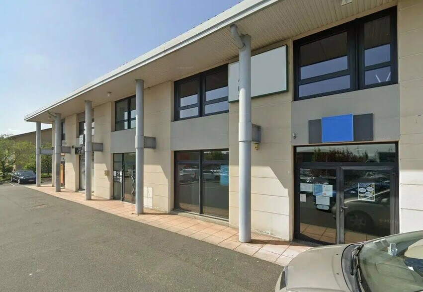 Office in Limas to rent - Primary Photo - Image 1 of 12