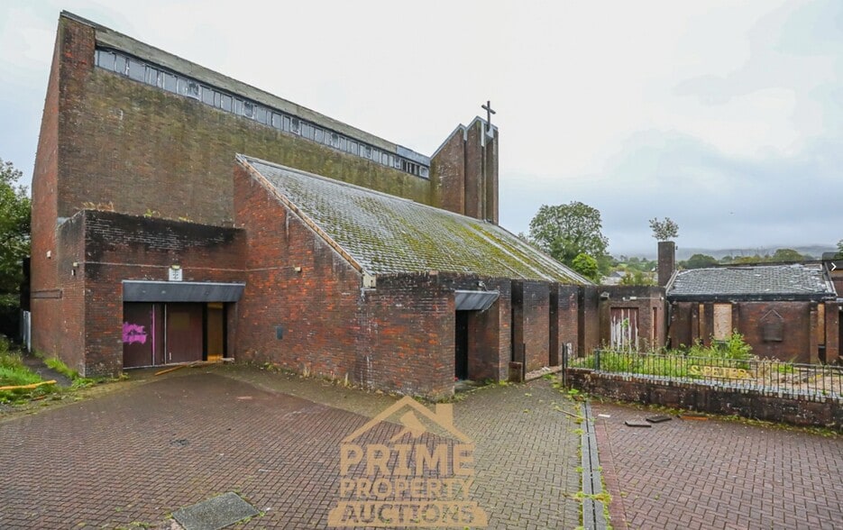 52 Howatshaws Road, Dumbarton for sale - Primary Photo - Image 1 of 5