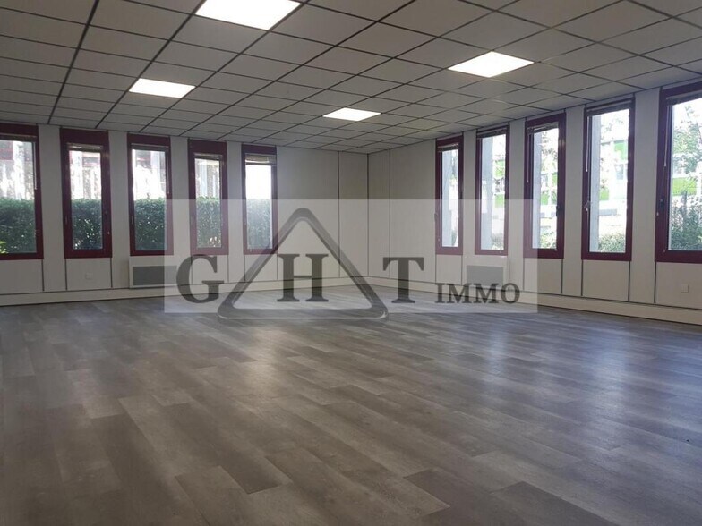 Industrial in Les Ulis for sale - Interior Photo - Image 3 of 3