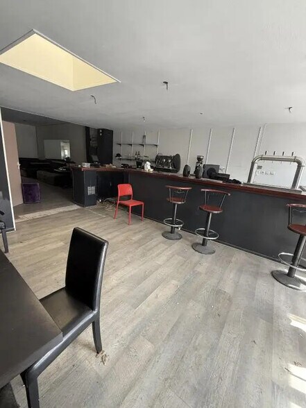 Retail in Bordeaux to rent - Building Photo - Image 3 of 4