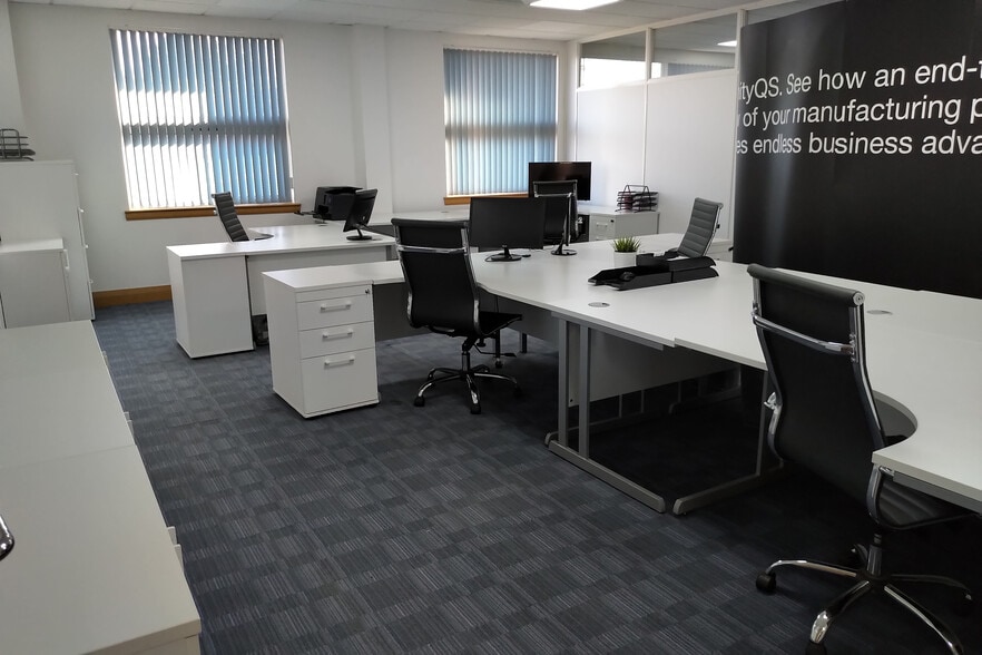 729-730 Capability Green, Luton to rent - Building Photo - Image 3 of 4