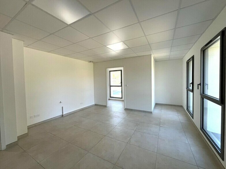 Office in Lorgues for sale - Interior Photo - Image 2 of 3