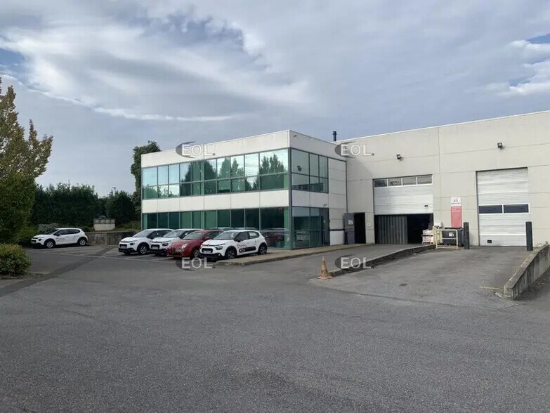 Industrial in Chilly-Mazarin to rent - Building Photo - Image 1 of 7