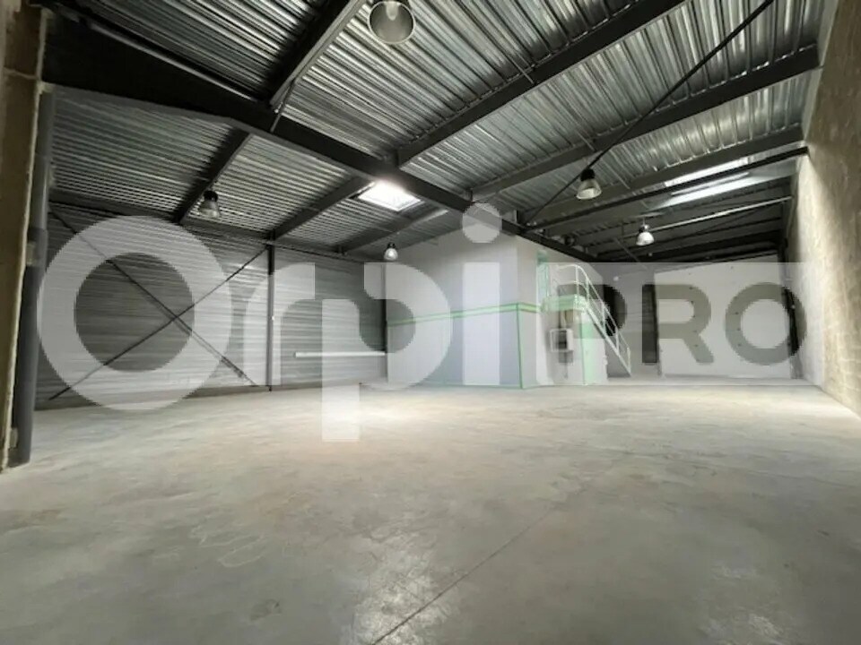 Light Industrial in Vert-Saint-Denis to rent Interior Photo- Image 1 of 12