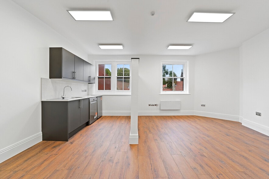 94 Kensington High St, London to rent - Interior Photo - Image 3 of 26