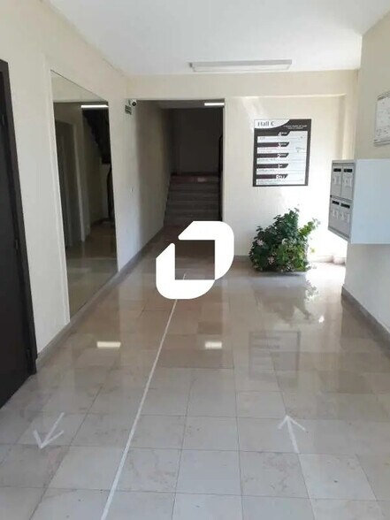 6 Avenue Charles De Gaulle, Le Chesnay-Rocquencourt to rent - Lobby - Image 2 of 28