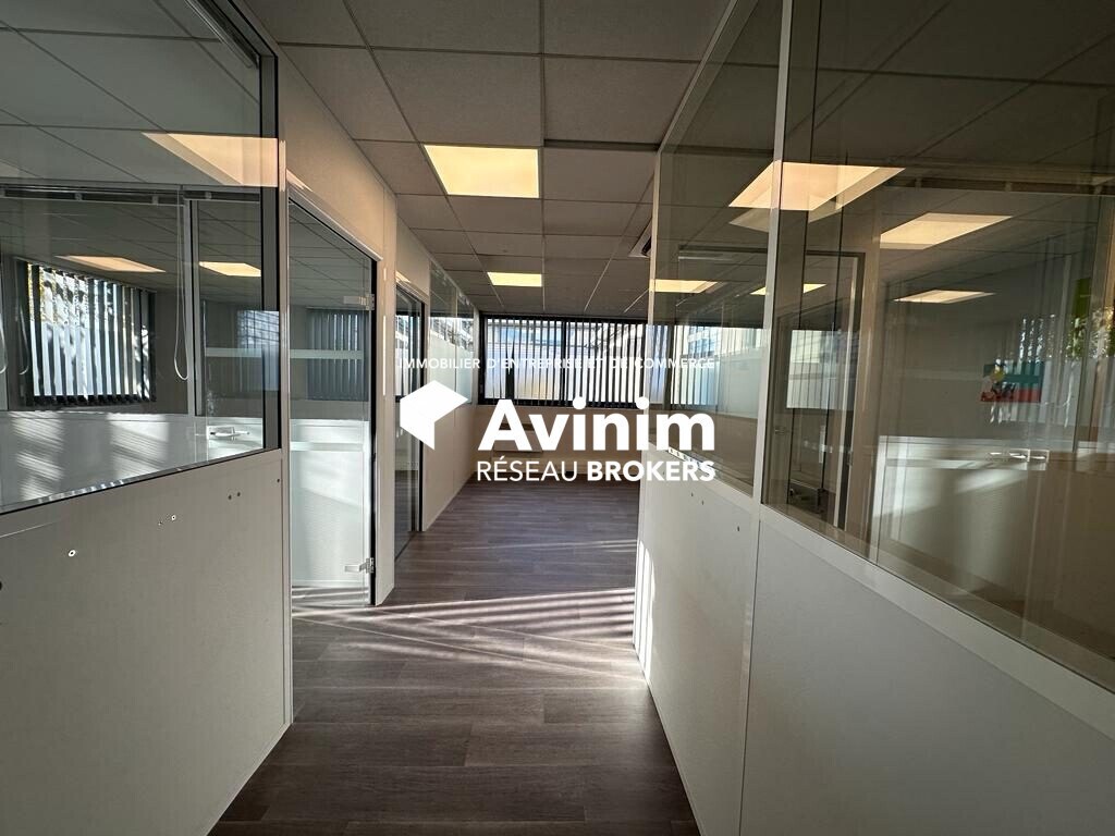 Office in Le Mesnil-Amelot to rent Interior Photo- Image 1 of 9