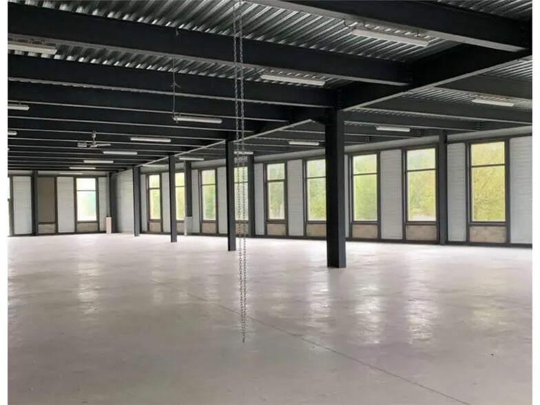 Office in Tremblay-en-France to rent - Interior Photo - Image 2 of 8