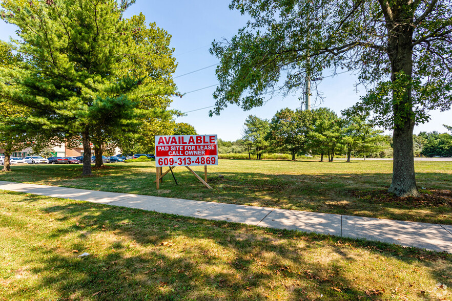 337 Applegarth Rd, Monroe Township, NJ for rent - Building Photo - Image 3 of 11