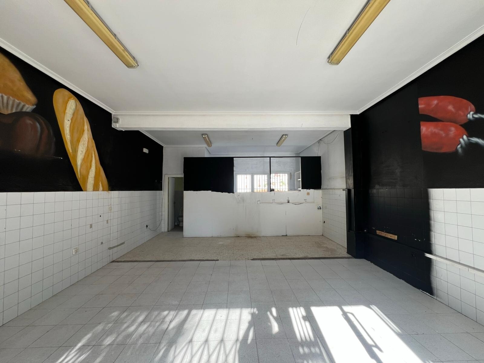 Retail in Cáceres, Cáceres to rent Interior Photo- Image 1 of 8
