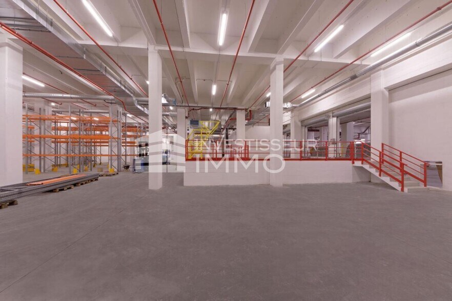 Light Industrial in Paris to rent - Interior Photo - Image 3 of 6