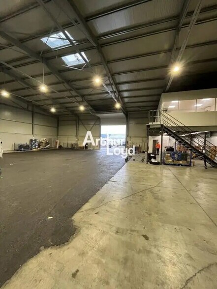 Light Industrial in La Roquette-sur-Siagne to rent - Building Photo - Image 1 of 8