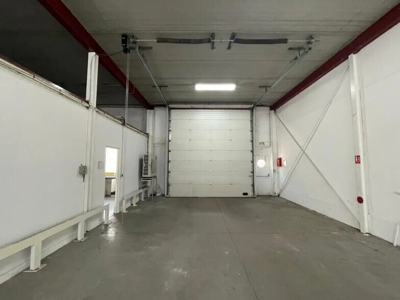 Industrial in Buc to rent - Interior Photo - Image 2 of 8