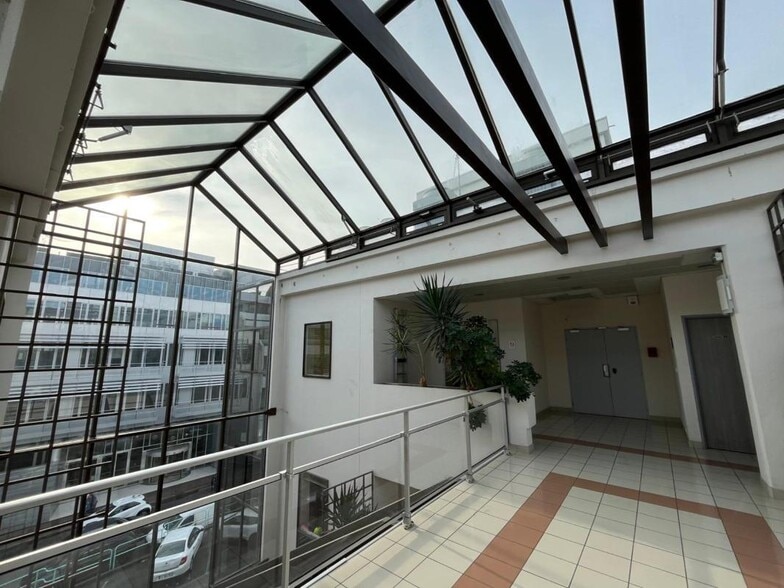 79-91 Rue Pierre Sémard, Châtillon to rent - Lobby - Image 2 of 7