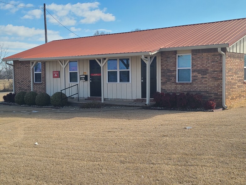 902 Ne Lincoln Rd, Idabel, OK for sale - Primary Photo - Image 1 of 1