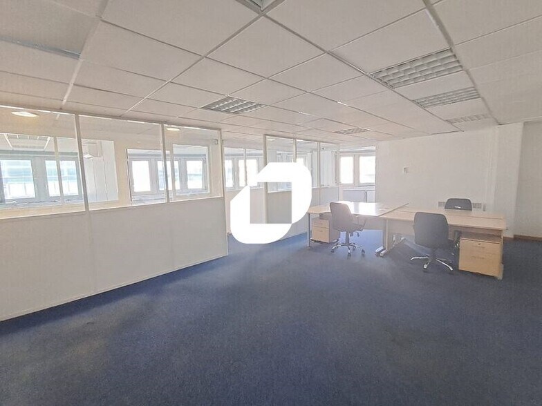 Light Industrial in Nanterre to rent - Interior Photo - Image 3 of 10