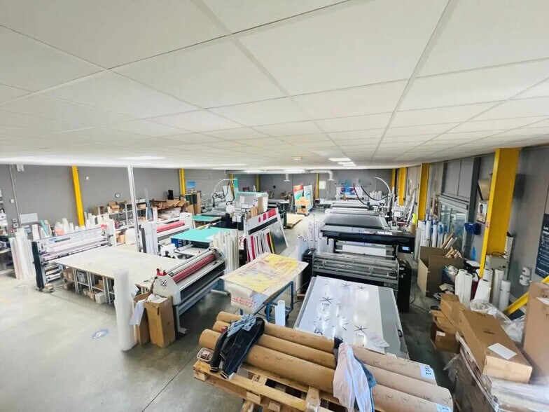 Office in Élancourt to rent - Interior Photo - Image 2 of 10