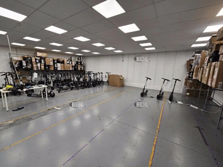 Light Industrial in Villejuif to rent - Interior Photo - Image 2 of 11