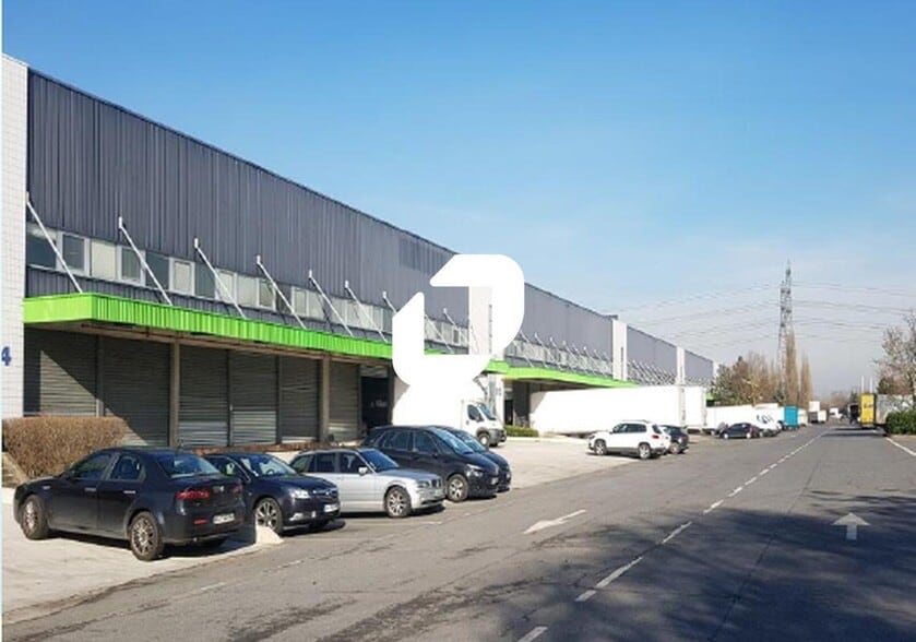 Industrial in Cergy to rent - Building Photo - Image 2 of 3