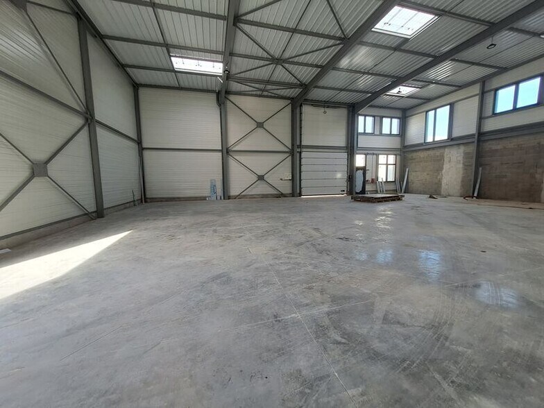 Light Industrial in Neuville-sur-Saône to rent - Building Photo - Image 2 of 3