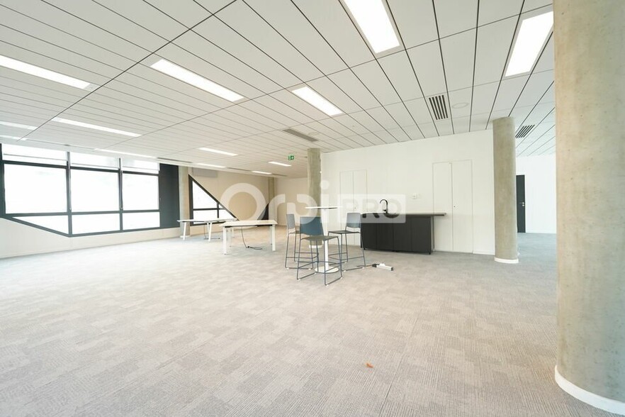 19 Rue Des Rosiéristes, Champagne-au-Mont-d'Or to rent - Interior Photo - Image 3 of 7