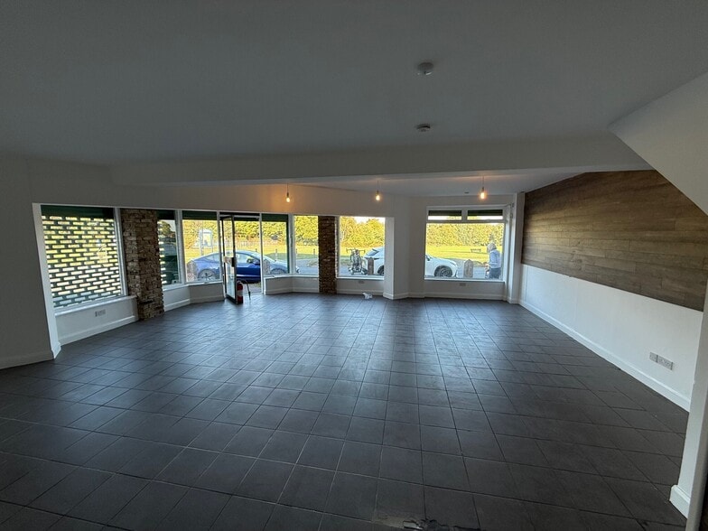 1 Layters Av, Gerrards Cross to rent - Building Photo - Image 3 of 6