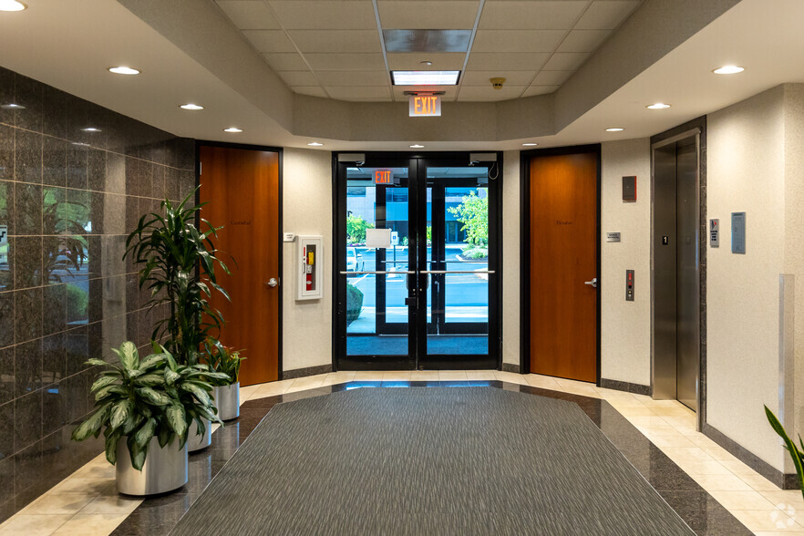 1770 Park St, Naperville, IL for rent - Lobby - Image 3 of 32