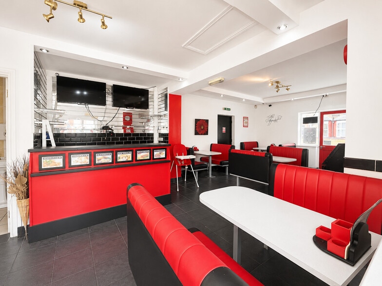 263 Peel Green Rd, Manchester for sale - Interior Photo - Image 1 of 4