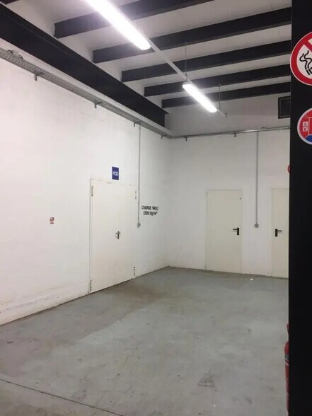 Industrial in Bezons to rent - Interior Photo - Image 2 of 8