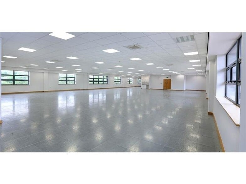 Lake View Dr, Nottingham to rent - Building Photo - Image 2 of 5