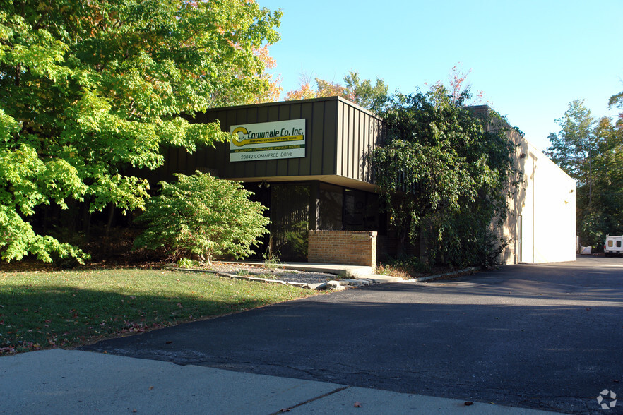 23042 Commerce Dr, Farmington Hills, MI for rent - Primary Photo - Image 1 of 4