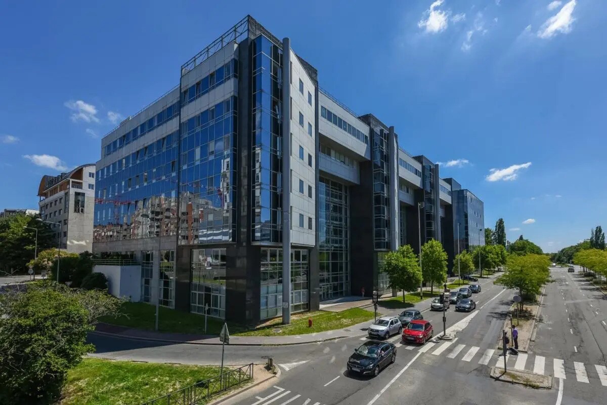 10 Boulevard De L'Oise, Cergy to rent Building Photo- Image 1 of 18