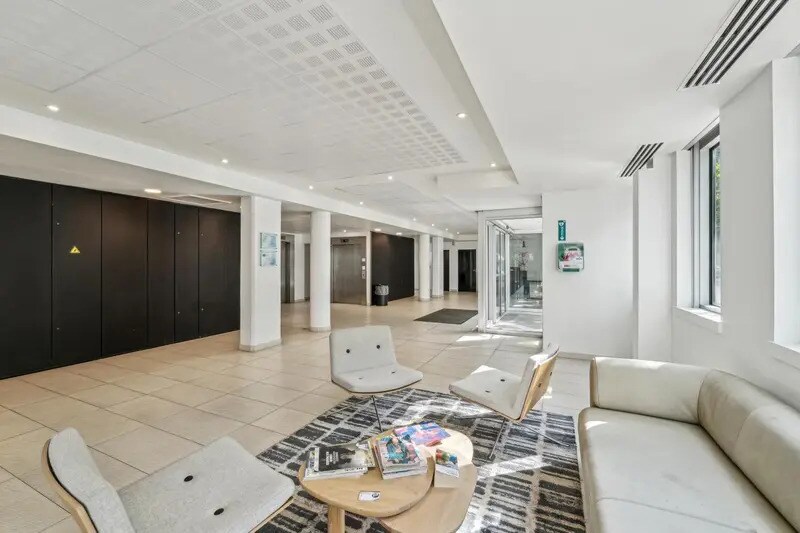 38 Rue Jacques Ibert, Levallois-Perret to rent - Lobby - Image 2 of 17