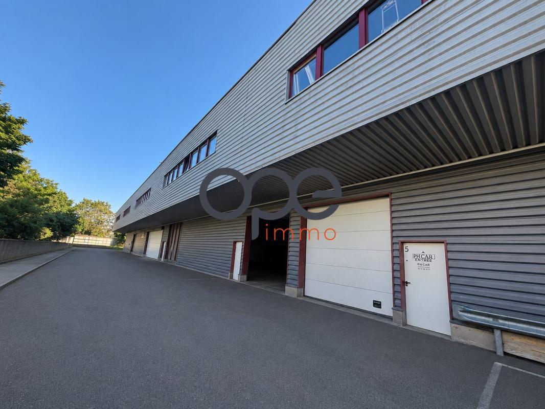 Light Industrial in SAINT-OUEN-L'AUMONE for sale Building Photo- Image 1 of 8
