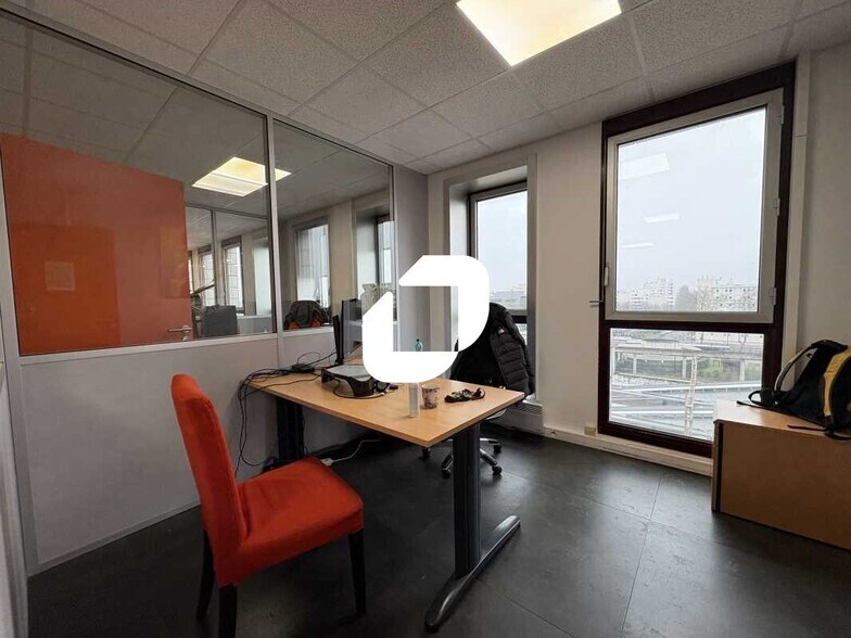 Office in Montigny-le-Bretonneux to rent - Interior Photo - Image 2 of 9