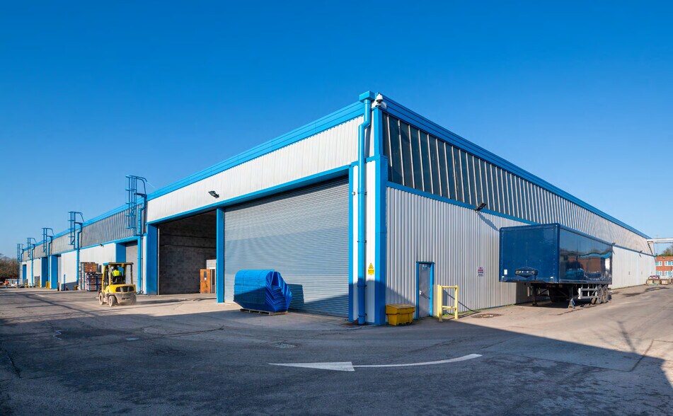 Stafford Rd, Wolverhampton to rent - Building Photo - Image 1 of 5