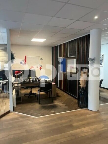 Office in La Rochelle to rent - Interior Photo - Image 2 of 4