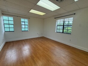 17800-17860 W Dixie Hwy, North Miami Beach, FL for rent Building Photo- Image 1 of 1