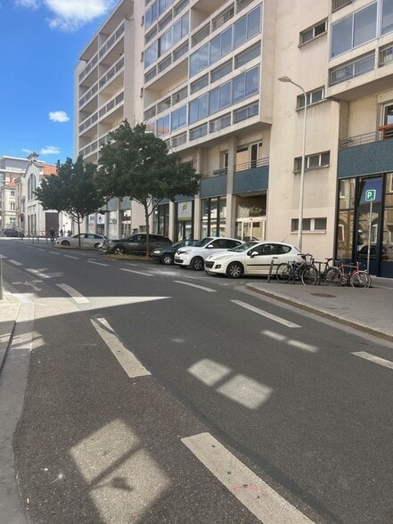 Retail in Lyon for sale - Building Photo - Image 2 of 3