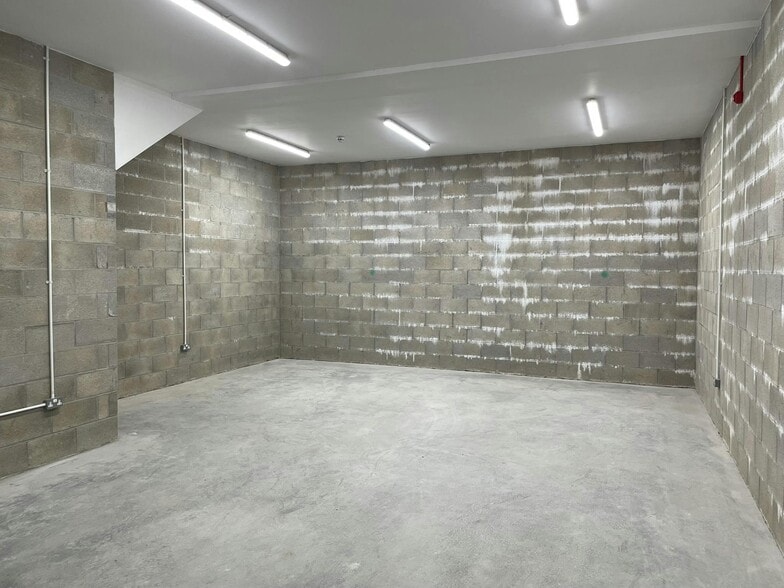 Greenside Way, Manchester to rent - Interior Photo - Image 2 of 11