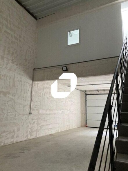 Light Industrial in Neuville-sur-Saône to rent - Interior Photo - Image 3 of 12