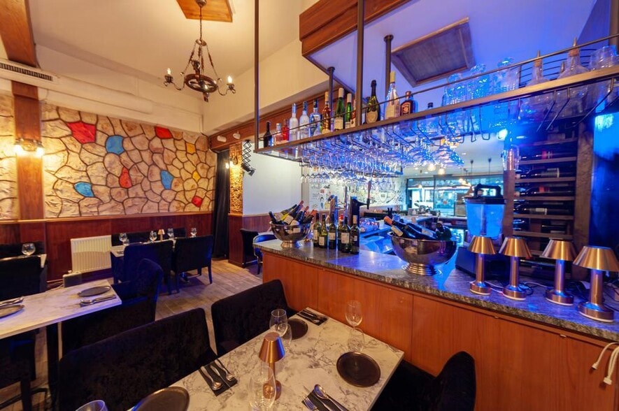 42 Old Church Rd, London to rent - Interior Photo - Image 3 of 10