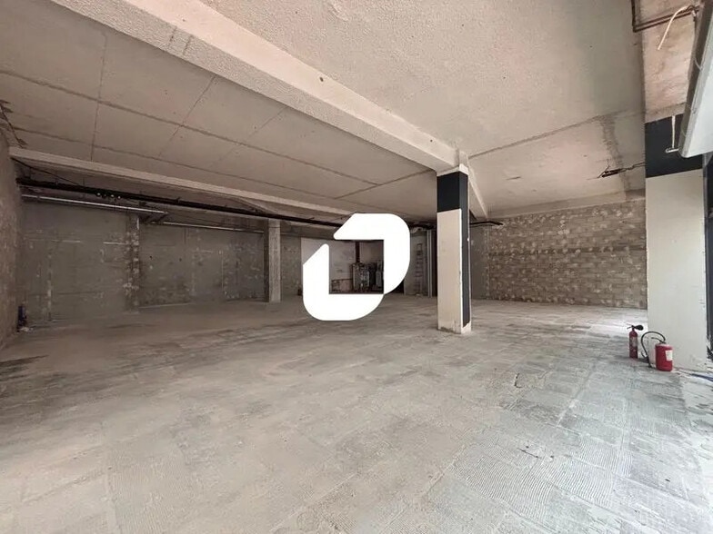 Retail in Boulogne-Billancourt to rent - Interior Photo - Image 2 of 3