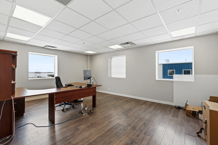 8800 Venture Av SE, Calgary, AB for rent - Building Photo - Image 3 of 18