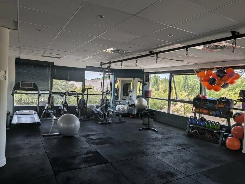 185 Rue Corindon, Éguilles to rent - Building Photo - Image 2 of 12