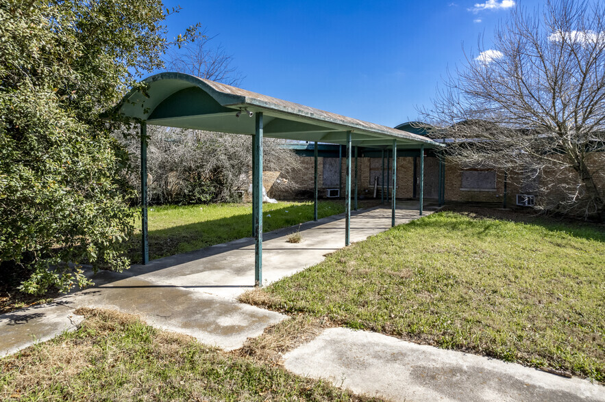 1800 Cartwheel Dr, Gonzales, TX for rent - Building Photo - Image 1 of 8