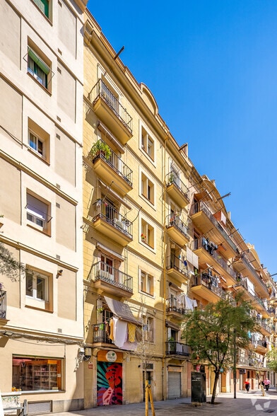 Retail in Barcelona, Barcelona to rent - Primary Photo - Image 1 of 1