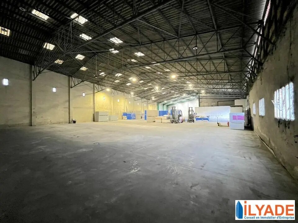 Location Local d'activités 2 130 m² - Photo 1