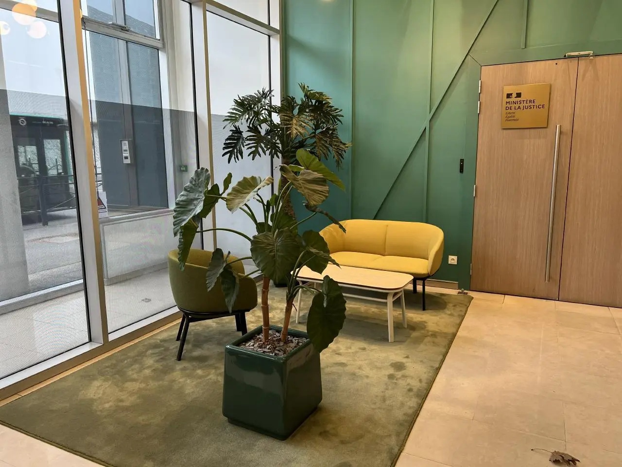 Office in Saint-Denis to rent Lobby- Image 1 of 5