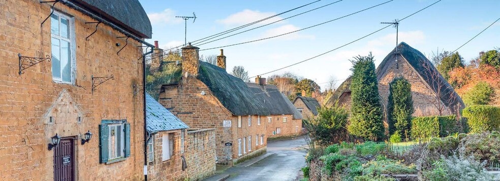 4 Wroxton, Wroxton for sale - Building Photo - Image 2 of 14